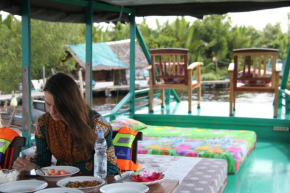 Orangutan Kelotok Houseboat for 6 person